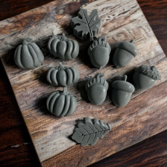Decorative Fall Soap - 3 Hand Crafted Soap Charcoal Eucalyptus & Vanilla - Picture 3 of 7
